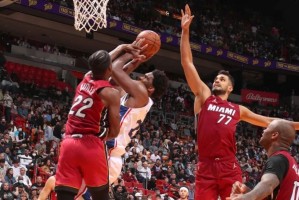  恩比德复出76人终结连败  