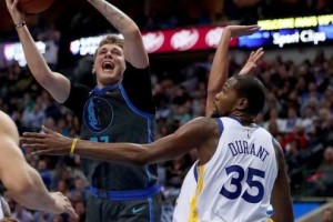  拉文死亡隔扣震撼全场，公牛客场掀翻东部第二雄鹿