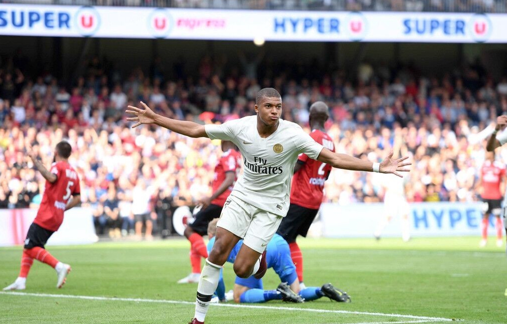  巴黎圣日耳曼客场逆转击败里昂，积分榜领跑优势扩大  